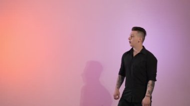 Kapalı renkli arka plan ile siyah gömlek yakışıklı adam Portresi. Copyspace ile orta çekim