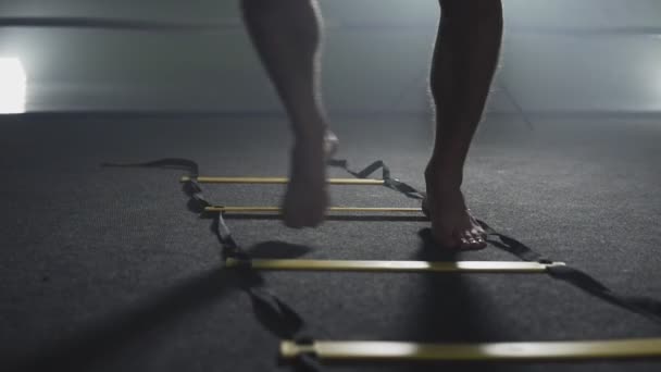 Muay Thai Treinamento Lutador Estúdio Fumegante Kickboxer Treinando Pernas Câmera — Vídeo de Stock