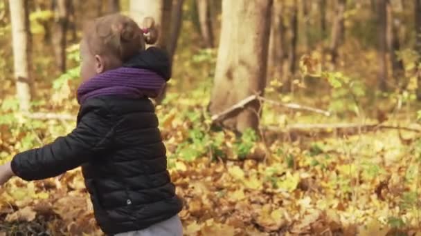 Маленька Дівчинка Грає Мильними Бульбашками Ловить Відкритому Повітрі Повільному Русі — стокове відео
