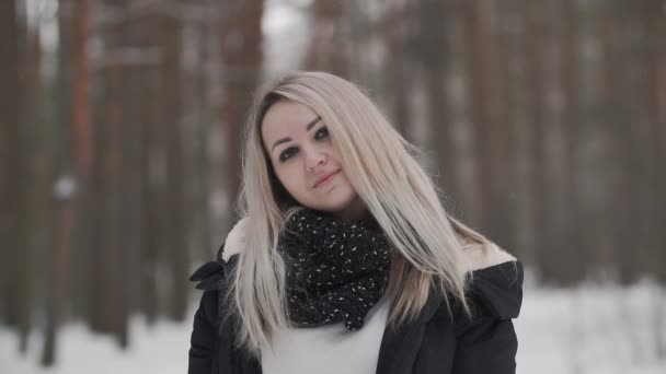 Femme Blonde Dans Parc Hiver Portrait Jeune Belle Fille Regardant — Video