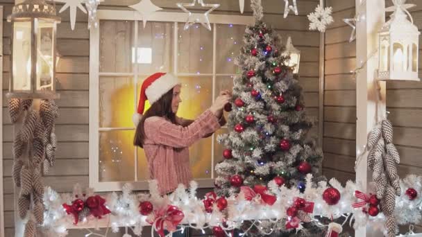 Mujer Bastante Caucásica Decora Árbol Navidad Por Bolas Rojas Hermosa — Vídeo de stock