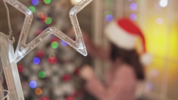 Blauer Hintergrund Der Schönen Mädchen Warmem Strickpullover Und Weihnachtsmütze Schmückt — Stockvideo