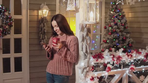 Menina Com Xícara Vermelha Chá Café Telefone Celular Natal Conceito — Vídeo de Stock