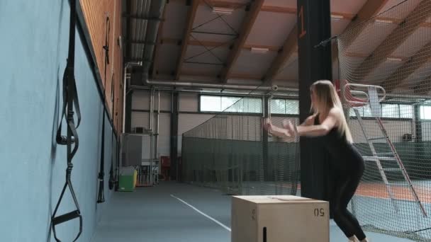 Junge Starke Frau Mit Perfektem Fitnesskörper Sportbekleidung Die Zeitlupe Boxsprünge — Stockvideo