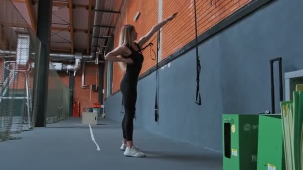 Mladá Sportovka Cvičovna Fitness Popruhy Tělocvičně Záběr Celou Délku Atraktivní — Stock video