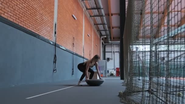 Mulher Loira Ginásio Fazendo Push Exercício Câmera Lenta Treinamento Feminino — Vídeo de Stock