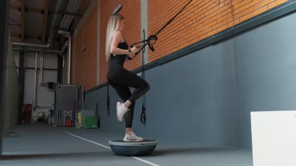 Mulher Bonita Fazendo Trx Squatting Exercício Câmera Lenta Loira Feminino — Vídeo de Stock