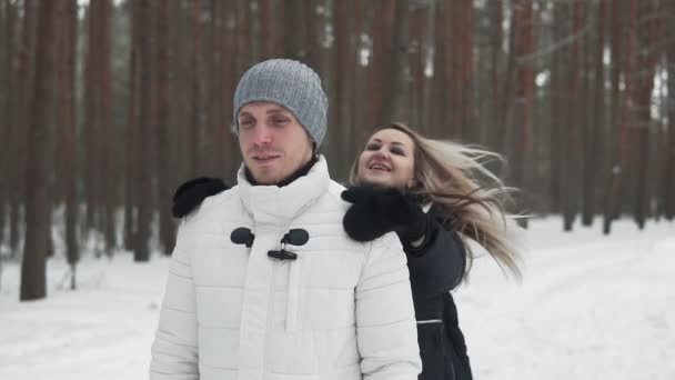 Hermosa Mujer Hombre Abrazando Sonriendo Aire Libre Cámara Lenta Pareja — Vídeos de Stock