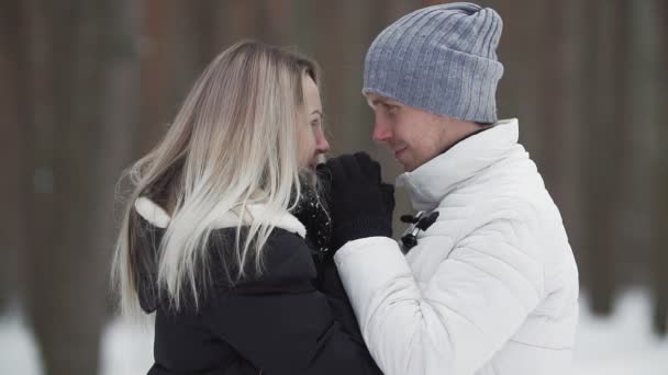 Mooie Paar Knuffelen Glimlachend Buitenshuis Man Vrouw Wandeling Winterbos — Stockvideo