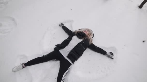 Giovane donna sulla neve come simbolo dell'angelo di Natale — Video Stock