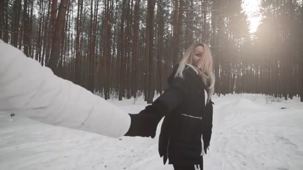 Couple amoureux marchant dans le parc d'hiver et souriant au ralenti. Suivez-moi. — Video