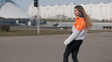 Genç kadın patenle gezer. Kahverengi saçlı kız roller paten açık sürme
