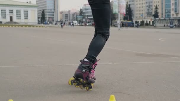 Close-up van benen op rolschaatsen. Meisje in Park skaten. — Stockvideo