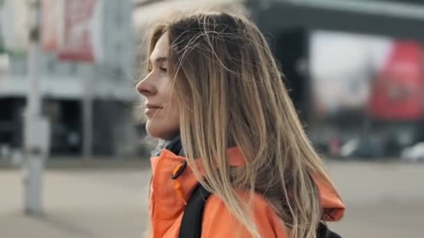 Porträt junge attraktive lächelnde Frau blickt in die Kamera in der Innenstadt — Stockvideo