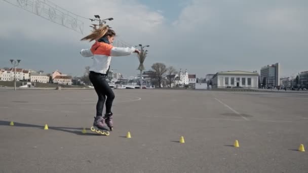 Menina bonita em patins no parque de skate. Jovem mulher andar de patins — Vídeo de Stock
