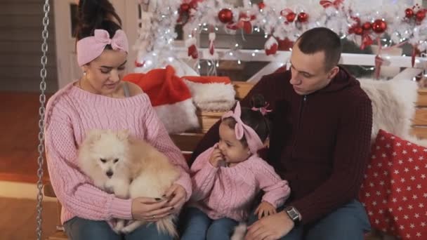 Lycklig Familj Juldekoration Med Dotter Och Hund Söt Familj Rosa — Stockvideo