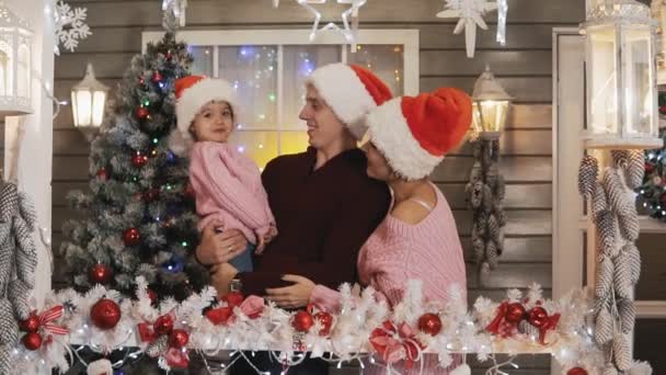 Jovem Família Feliz Mãe Pai Filha Vestida Chapéu Papai Noel — Vídeo de Stock