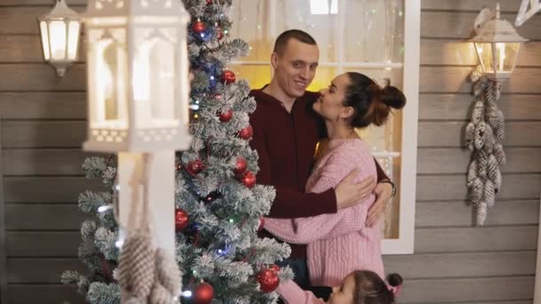 Joven Familia Feliz Madre Padre Hija Pequeña Pullovers Decorando Árbol — Vídeo de stock