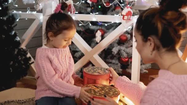 母亲缓慢地向小女儿赠送了惊喜礼品盒 节日期间情感和家庭价值观 圣诞节 生日快乐庆祝 新年晚会 — 图库视频影像