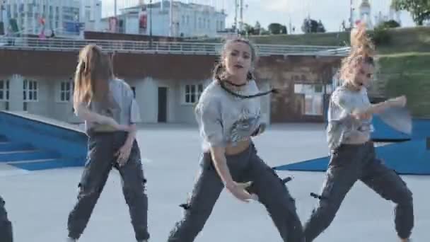 Vitebsk Belarus Julio 2019 Chicas Bailarinas Callejeras Disfrutando Movimientos Funky — Vídeos de Stock