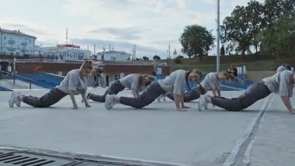 Витебск Беларус Июля 2019 Года Уличные Танцовщицы Наслаждаются Фанки Хип — стоковое видео