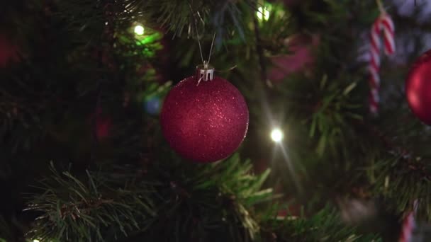 Árbol Navidad Decorado Con Brillantes Juguetes Árbol Navidad Luces Brillantes — Vídeo de stock