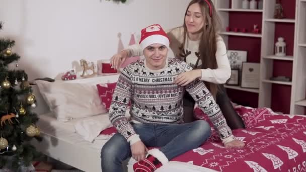 Feliz Mujer Beata Abrazando Novio Los Días Navidad Hombre Sombrero — Vídeos de Stock