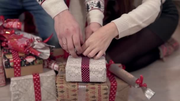 Gelukkig Paar Wrapping Kerstcadeaus Close Weergave Van Handen — Stockvideo