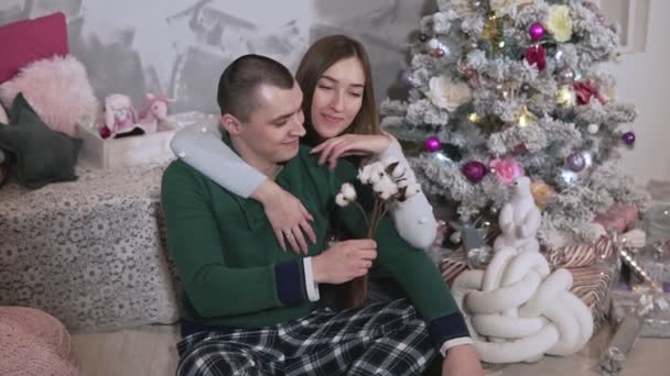 Feliz Casal Jovem Abraçando Perto Árvore Natal Casa Tiro Médio — Vídeo de Stock