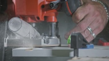 Frezeleme makinesi kesme ahşap tahta. Frezeleme kesicisinin iş yerinde yakın çekim. Üretim ve ahşap işleme kavramı.