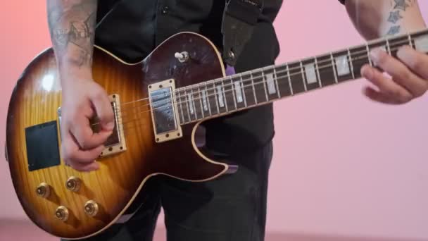 Close Mãos Guitarrista Rock Músico Tocando Guitarra Solo — Vídeo de Stock