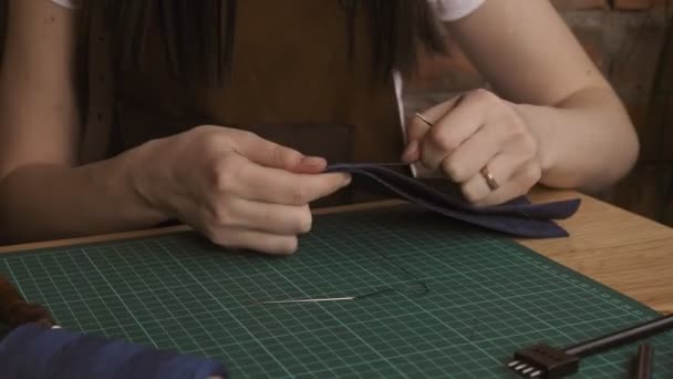 Master Leather Arbetar Med Lädervaror Garvning Shop Master Sömnad Plånbok — Stockvideo