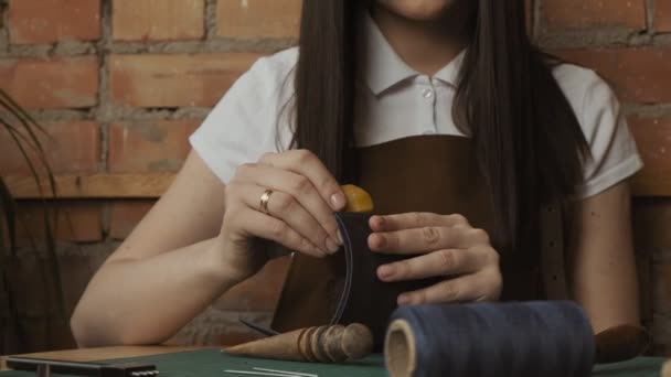 Manos Artesanales Femeninas Profesionales Puliendo Bordes Billetera Cuero Con Pieza — Vídeo de stock