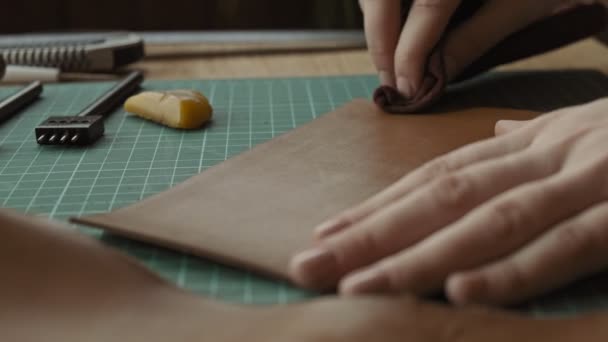 Närbild Händerna Kvinnliga Master Polering Bit Läder Professionell Kvinna Händer — Stockvideo