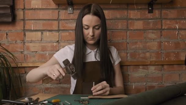 Master Kulit Membuat Lubang Kulit Dengan Palu Tekan Kulit Untuk — Stok Video