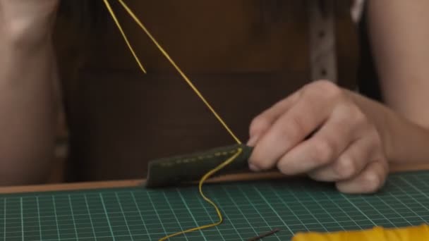Nahaufnahme Der Lederherstellung Der Werkstatt Handwerker Legt Nähfäden Ledertasche Arbeiter — Stockvideo