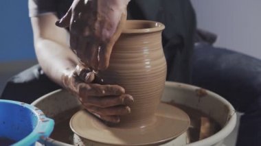 Potter sürahi oluşturur. Yakın çekim görünüm. Eller yavaşça yavaş çekimde kilden doğru şekilli el yapımı oluşturun. Zanaatkar