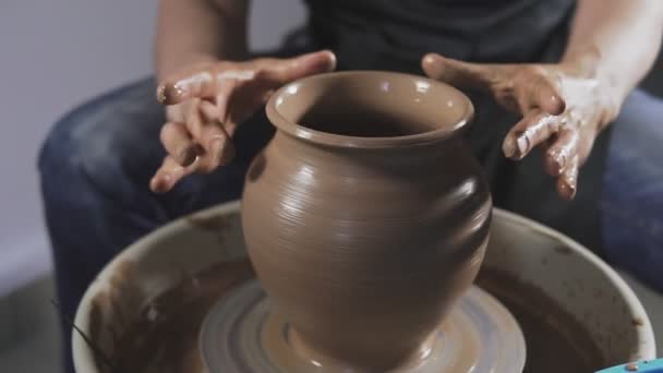 Potter Kilden Sürahi Oluşturur Ellerin Yakın Çekim Yapımı Konsept — Stok video