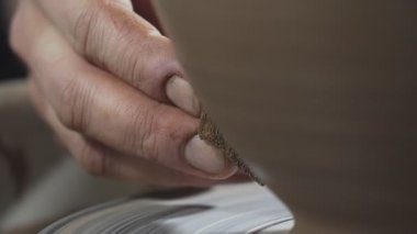 Çömlekçi eller yavaşça kilden sürahi oluşturun. Potter çömlekçi tekerleğinde ürün oluşturur. Yakın çekim görünüm. El yapımı. Zanaat.