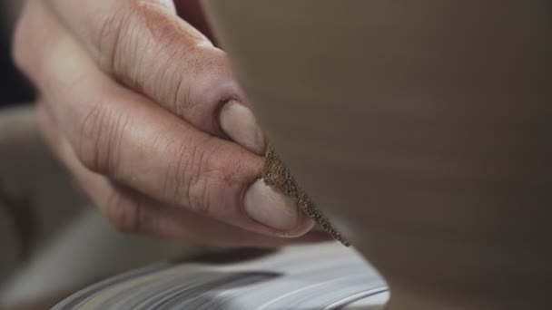 Potter Händer Försiktigt Skapa Tillbringare Från Lera Potter Skapar Produkt — Stockvideo