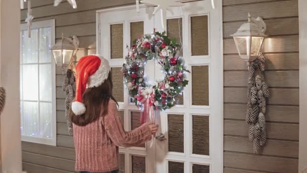 Menina Bonita Chapéu Papai Noel Vermelho Pendurado Grinalda Natal Com — Vídeo de Stock