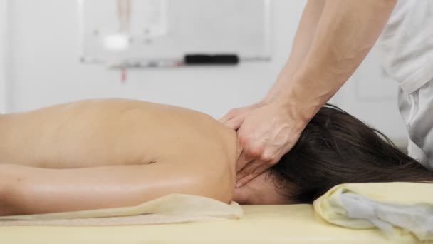 Männlicher Masseur Der Nackenmassage Für Attraktive Junge Frau Macht Weibchen — Stockvideo