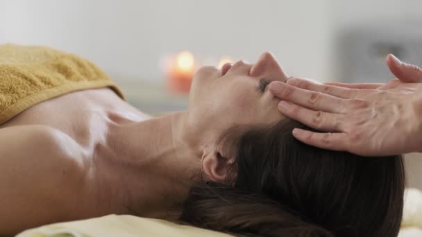 Giovane Donna Ottenere Massaggio Facciale Spa Con Candele Sullo Sfondo — Video Stock