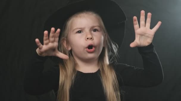 Bruja Halloween Vestido Negro Sombrero Evoca Fondo Oscuro Primer Plano — Vídeos de Stock