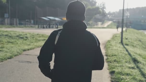 Retrato Corredor Correr Parque Nascer Sol Visão Traseira Homem Boné — Vídeo de Stock