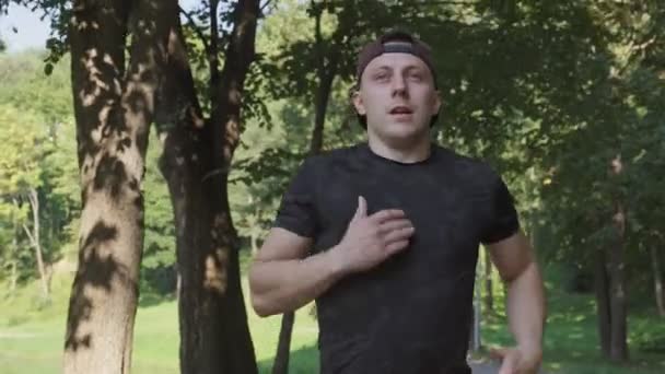 Homme Sport Courant Dans Parc Vue Face Homme Pendant Course — Video