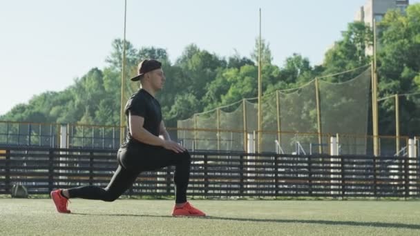 Кавказька Людина Чорному Спортивному Одязі Шапці Здійснюють Відкритому Повітрі Бігун — стокове відео