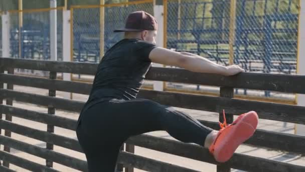 Sportieve Man Stretching Benen Voor Fitness Training Outdoor Zonnige Ochtend — Stockvideo