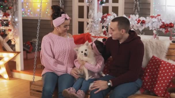 Familie Zittend Schommel Gelukkige Familie Met Dochter Hond Met Kerstmis — Stockvideo