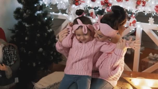 Mamma Felice Divertirsi Con Figlia Bambino Vicino All Albero Natale — Video Stock